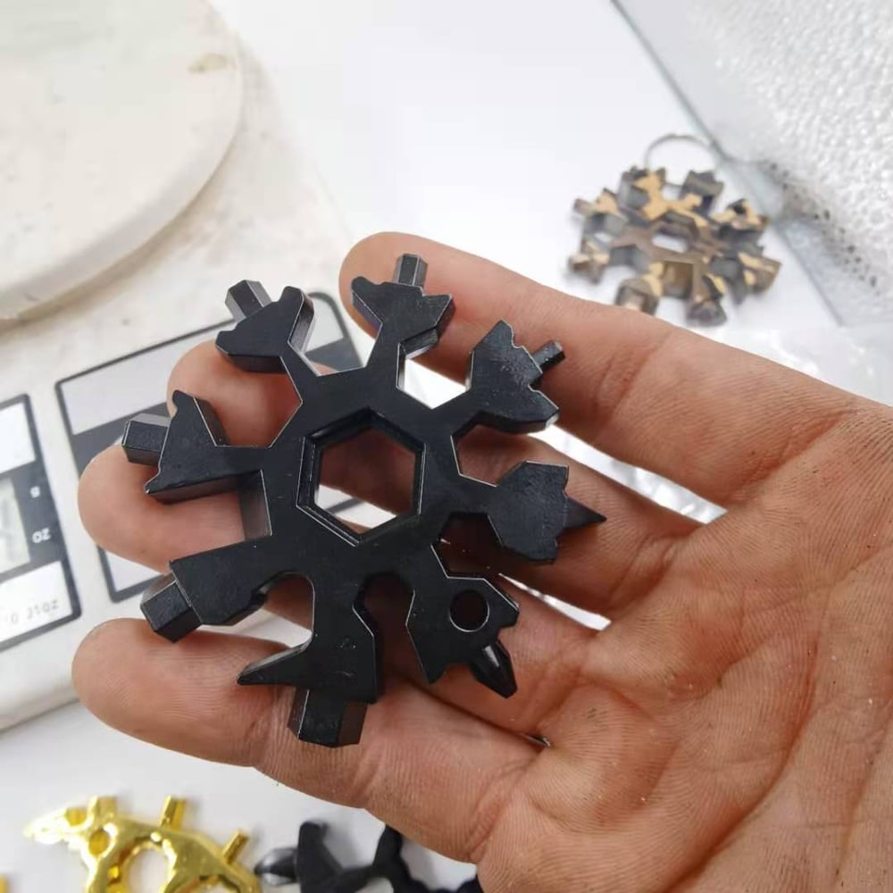 (🌲VORWEIHNACHTSVERKAUF – 49 % RABATT) 🤶 18-in-1 Snowflake Multitool