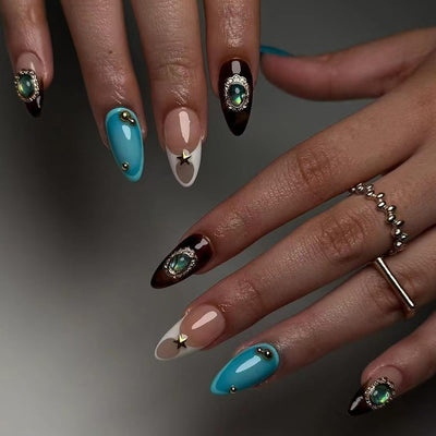 24 Stück Frühling Press-On Nägel Kurz Mandel, YIHONGYAN 3D Strass Muschel-Design Künstliche Nägel Press-Ons Blau Französische Nägel Acryl-Set Klebenägel Vollabdeckung Glitzer Nägel zum Aufkleben für Frauen