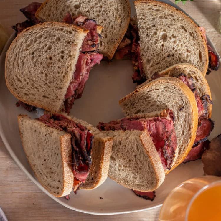 Carnegie Deli New York Pastrami Sandwich Kit | Pastrami, Roggenbrot, Senf & Gewürzgurken (für 4 Personen)