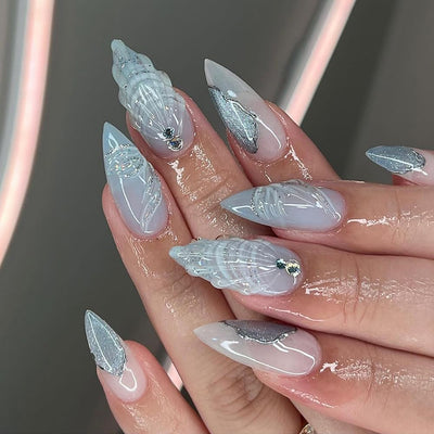 24 Stück Frühling Press-On Nägel Kurz Mandel, YIHONGYAN 3D Strass Muschel-Design Künstliche Nägel Press-Ons Blau Französische Nägel Acryl-Set Klebenägel Vollabdeckung Glitzer Nägel zum Aufkleben für Frauen