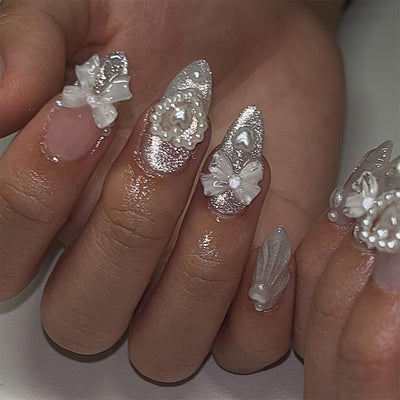 24 Stück Frühling Press-On Nägel Kurz Mandel, YIHONGYAN 3D Strass Muschel-Design Künstliche Nägel Press-Ons Blau Französische Nägel Acryl-Set Klebenägel Vollabdeckung Glitzer Nägel zum Aufkleben für Frauen