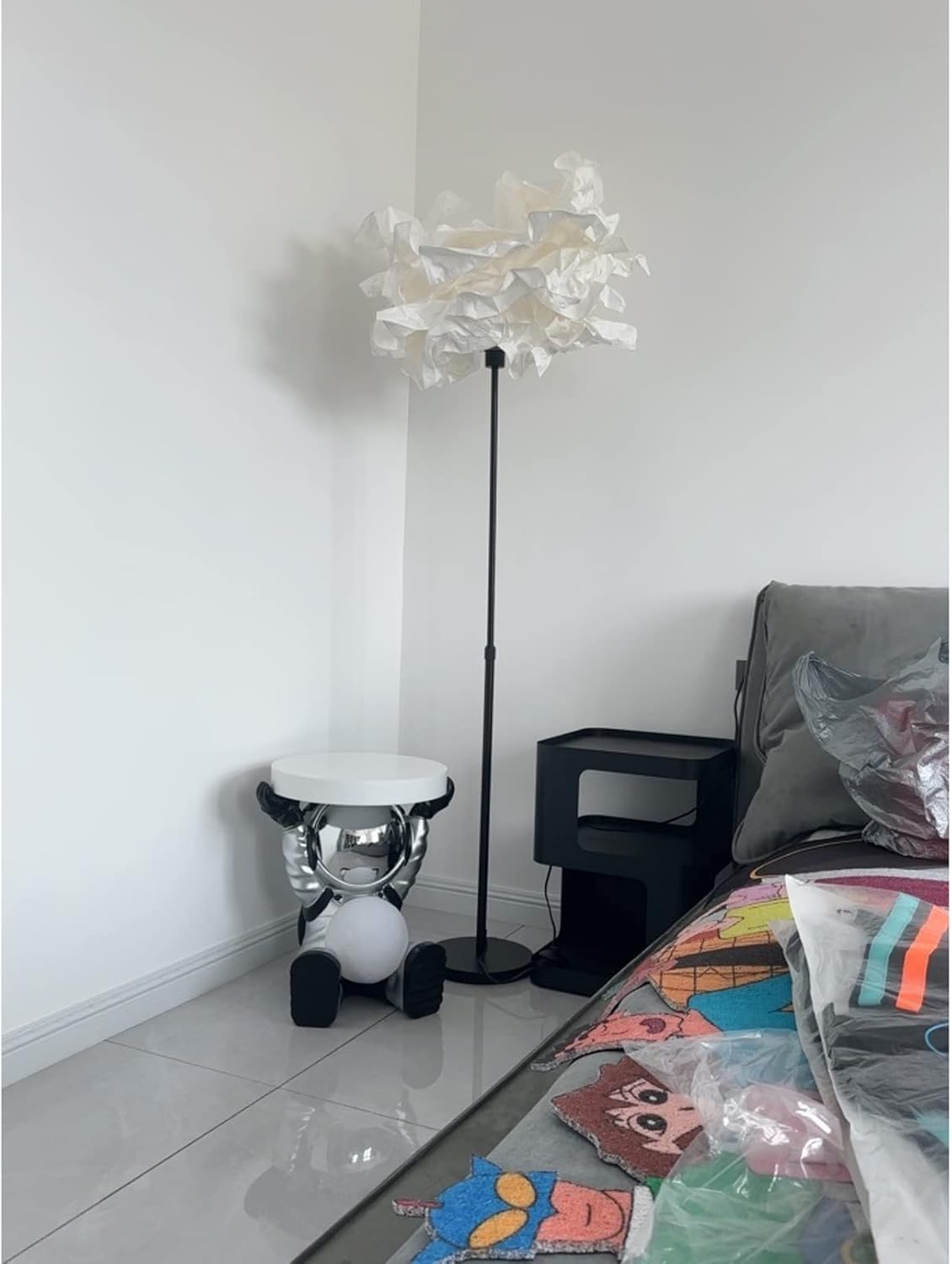 Astronautentisch mit rundem Tischplatte 19,7" x 17,7" Sofa-Beistelltisch mit Mondlampe Moderner Harz-Akzent Astronautenfigur für Schlafzimmer, Wohnzimmer, Zuhause, Rosa