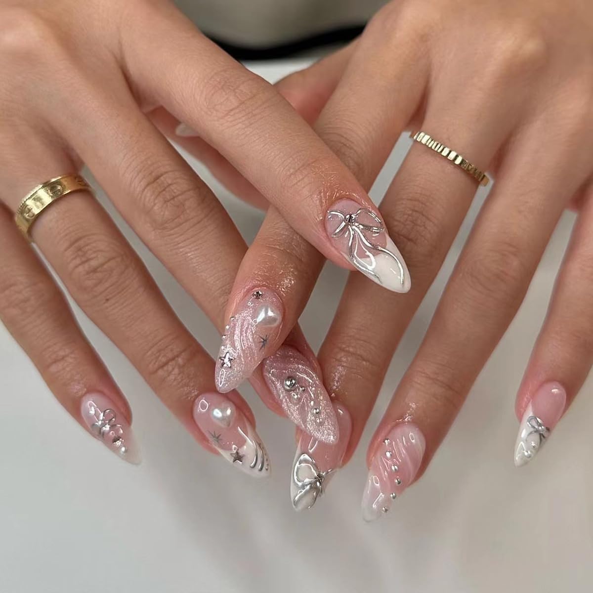 24 Stück Frühling Press-On Nägel Kurz Mandel, YIHONGYAN 3D Strass Muschel-Design Künstliche Nägel Press-Ons Blau Französische Nägel Acryl-Set Klebenägel Vollabdeckung Glitzer Nägel zum Aufkleben für Frauen