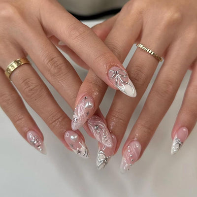 24 Stück Frühling Press-On Nägel Kurz Mandel, YIHONGYAN 3D Strass Muschel-Design Künstliche Nägel Press-Ons Blau Französische Nägel Acryl-Set Klebenägel Vollabdeckung Glitzer Nägel zum Aufkleben für Frauen