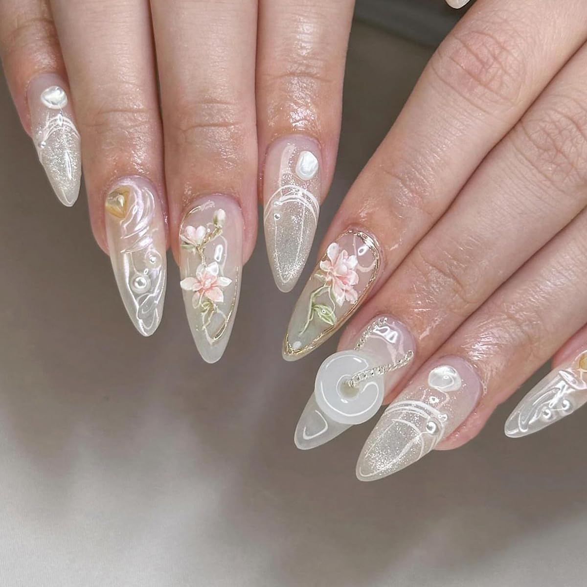 24 Stück Frühling Press-On Nägel Kurz Mandel, YIHONGYAN 3D Strass Muschel-Design Künstliche Nägel Press-Ons Blau Französische Nägel Acryl-Set Klebenägel Vollabdeckung Glitzer Nägel zum Aufkleben für Frauen