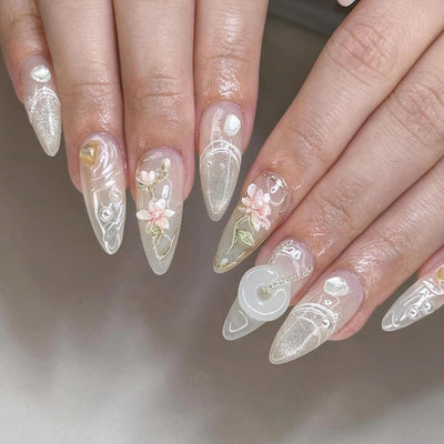 24 Stück Frühling Press-On Nägel Kurz Mandel, YIHONGYAN 3D Strass Muschel-Design Künstliche Nägel Press-Ons Blau Französische Nägel Acryl-Set Klebenägel Vollabdeckung Glitzer Nägel zum Aufkleben für Frauen