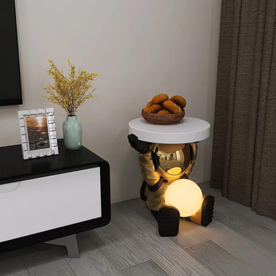 Astronautentisch mit rundem Tischplatte 19,7" x 17,7" Sofa-Beistelltisch mit Mondlampe Moderner Harz-Akzent Astronautenfigur für Schlafzimmer, Wohnzimmer, Zuhause, Rosa