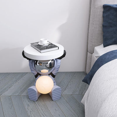 Astronautentisch mit rundem Tischplatte 19,7" x 17,7" Sofa-Beistelltisch mit Mondlampe Moderner Harz-Akzent Astronautenfigur für Schlafzimmer, Wohnzimmer, Zuhause, Rosa