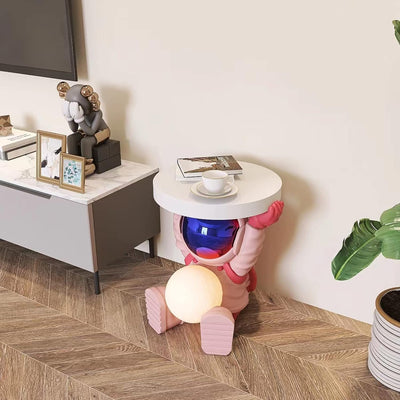 Astronautentisch mit rundem Tischplatte 19,7" x 17,7" Sofa-Beistelltisch mit Mondlampe Moderner Harz-Akzent Astronautenfigur für Schlafzimmer, Wohnzimmer, Zuhause, Rosa