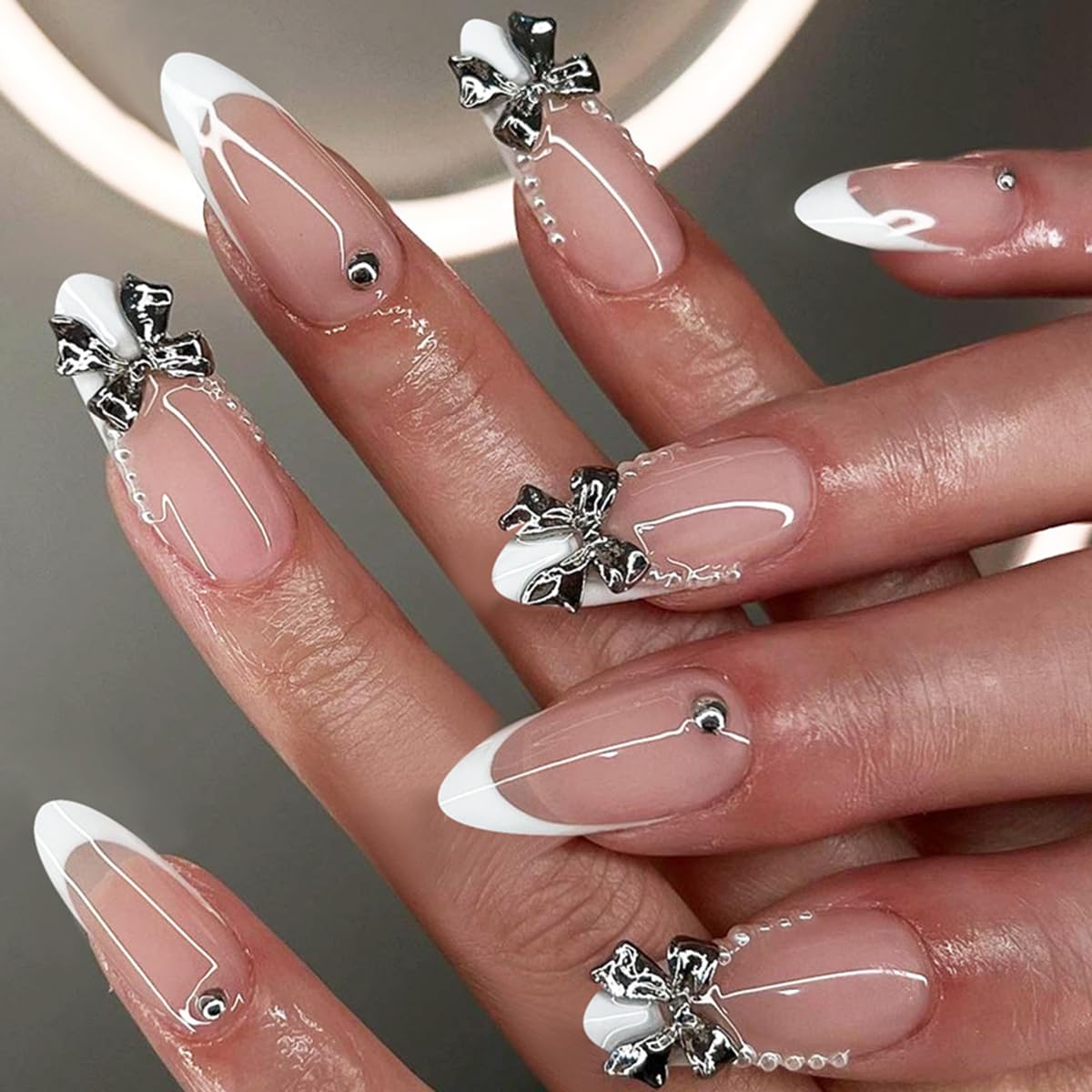 24 Stück Frühling Press-On Nägel Kurz Mandel, YIHONGYAN 3D Strass Muschel-Design Künstliche Nägel Press-Ons Blau Französische Nägel Acryl-Set Klebenägel Vollabdeckung Glitzer Nägel zum Aufkleben für Frauen