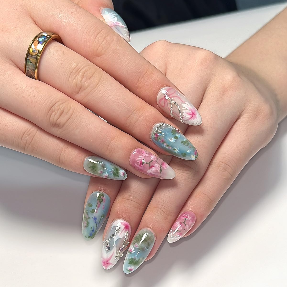 24 Stück Frühling Press-On Nägel Kurz Mandel, YIHONGYAN 3D Strass Muschel-Design Künstliche Nägel Press-Ons Blau Französische Nägel Acryl-Set Klebenägel Vollabdeckung Glitzer Nägel zum Aufkleben für Frauen