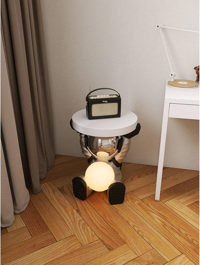Astronautentisch mit rundem Tischplatte 19,7" x 17,7" Sofa-Beistelltisch mit Mondlampe Moderner Harz-Akzent Astronautenfigur für Schlafzimmer, Wohnzimmer, Zuhause, Rosa