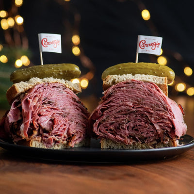 Carnegie Deli New York Pastrami Sandwich Kit | Pastrami, Roggenbrot, Senf & Gewürzgurken (für 4 Personen)