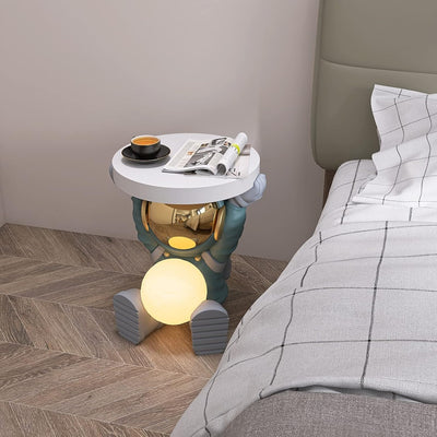 Astronautentisch mit rundem Tischplatte 19,7" x 17,7" Sofa-Beistelltisch mit Mondlampe Moderner Harz-Akzent Astronautenfigur für Schlafzimmer, Wohnzimmer, Zuhause, Rosa